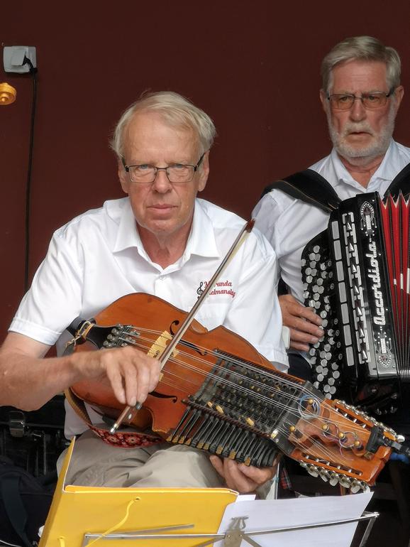 Göran på nyckelharpa
