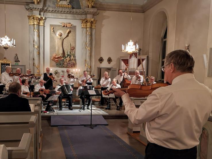 Jan dirigerar i Hässjö kyrka